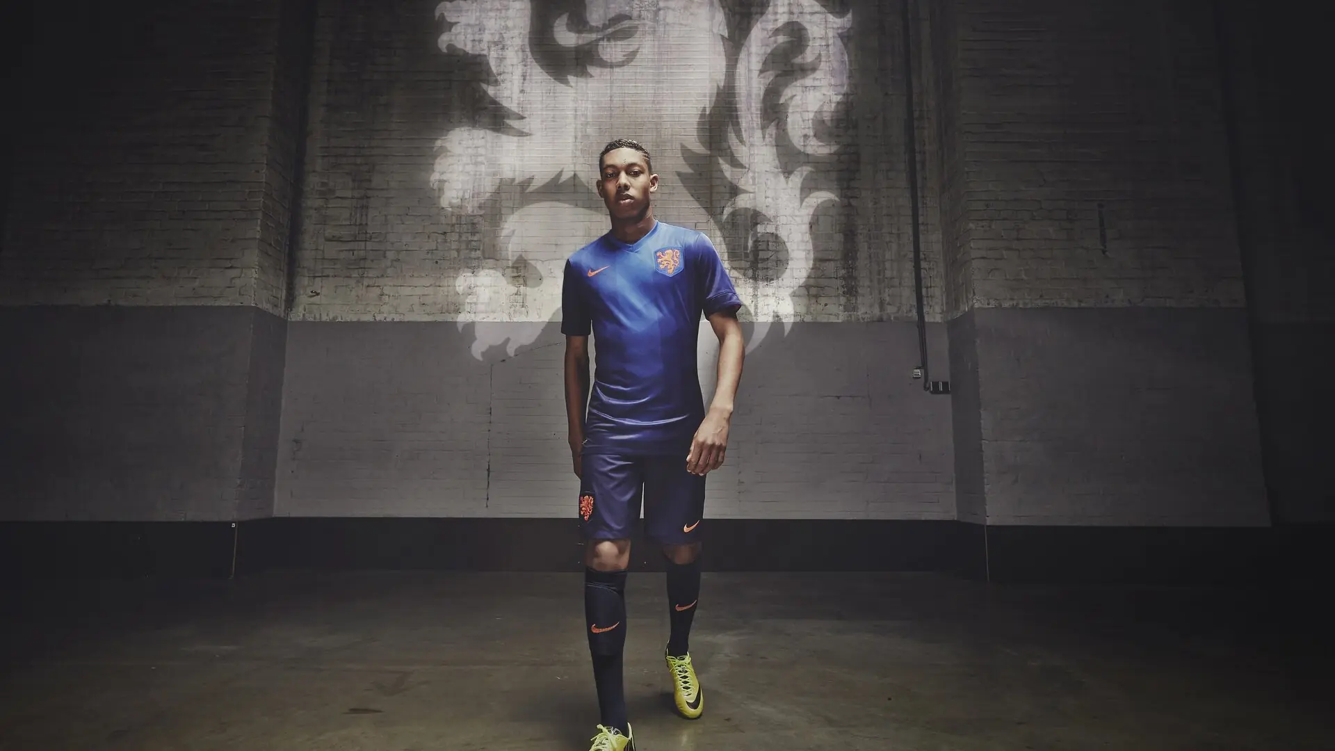 道格拉斯·科斯塔在悉尼FC首秀中贡献助攻，表现亮眼，道格拉斯科斯塔穿过的球衣号码